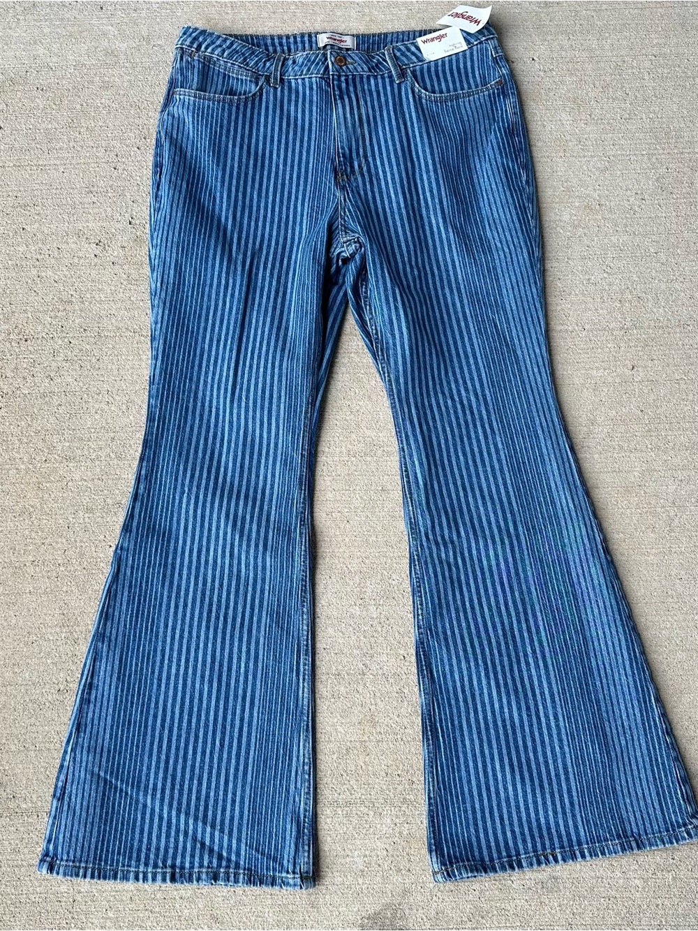 New With Tags Wrangler High Rise Fierce Flare Jeans - Picture 2 of 3